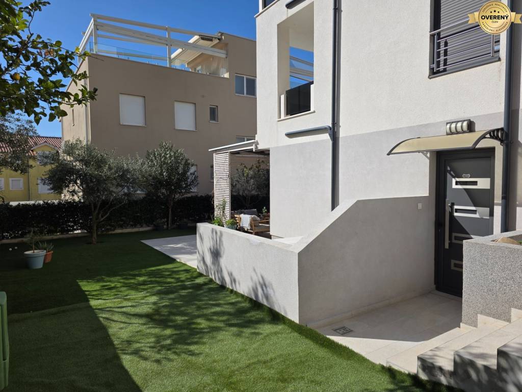 CROATIA - Beautiful 4-room apartment with large garden - VODICE