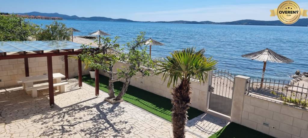 CROATIA - FAMILY HOUSE IN THE 1ST ROW FROM THE SEA - BIBINJE