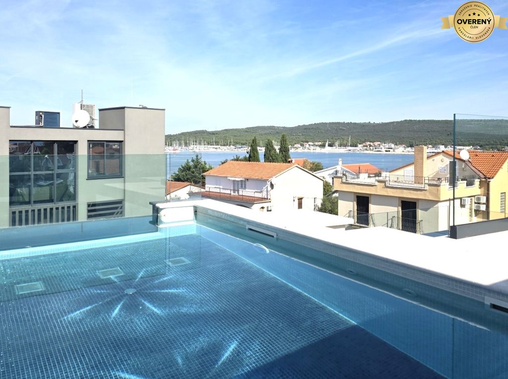 CROATIA – Luxury apartment with a garage, lift and pool - SUKOŠAN