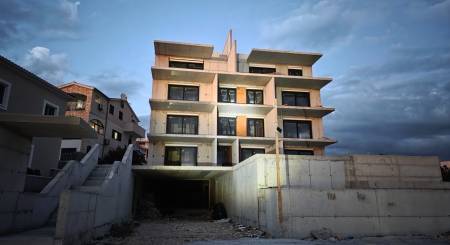 CROATIA - Apartments with shared pool - PRIMOŠTEN